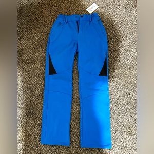 Size small medium weight snow pants! Fitting, not baggy. Stretchy, never worn!